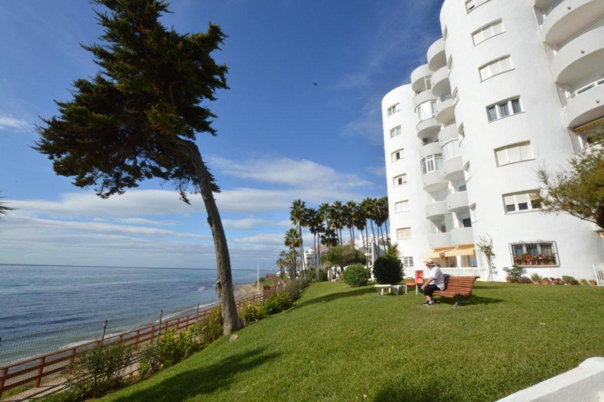 Beachfront Apartment In Calahonda MIJAS COSTA Bagian luar foto